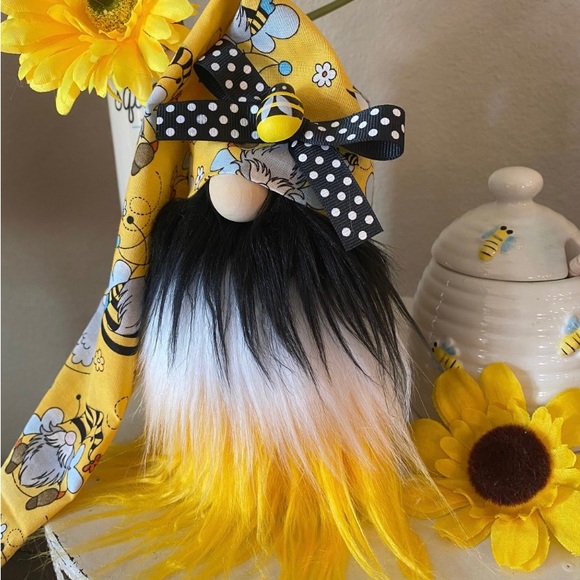 🐝 Bee Gnome, Summer Gnome, Bumblebee Gnome, Tiered Tray Decor - Picture 2 of 4